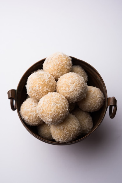 Homemade Coconut Sweet Laddoo LUB Nariyal Laddu z mlekiem skondensowanym i cukrem, popularne jedzenie festiwalowe. Podawane na nastrojowym tle, selektywne skupienie