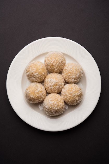 Homemade Coconut Sweet Laddoo Lub Nariyal Laddu Z Mlekiem Skondensowanym I Cukrem, Popularne Jedzenie Festiwalowe. Podawane Na Nastrojowym Tle, Selektywne Skupienie