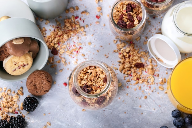 Homemade granola śniadanie