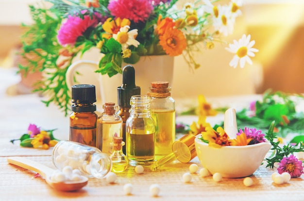 Homeopatia, wyciągi ziołowe w małych butelkach.