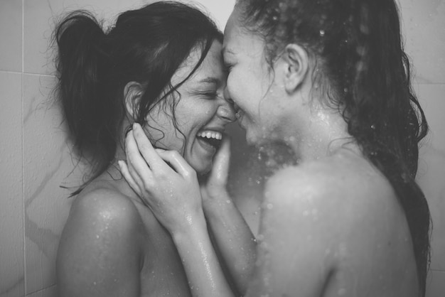 Homoseksualna Para Lesbijek Pod Prysznicem, śmiejąc Się