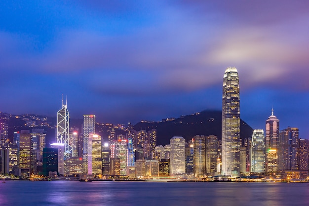 Hong Kong linia horyzontu pejzaż miejski w centrum drapacze chmur nad Victoria Harbour w wieczór. Hongkong, Chiny