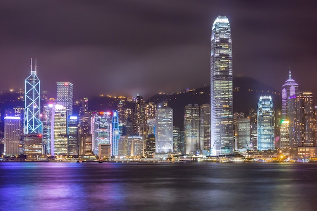 Hong Kong linia horyzontu pejzaż miejski w centrum drapacze chmur nad Victoria Harbour w wieczór. Hongkong, Chiny