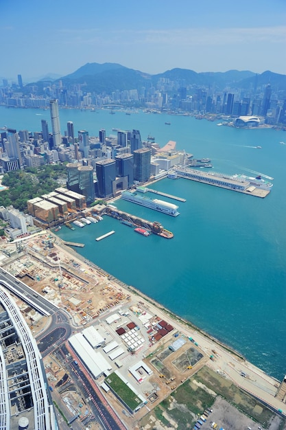 Hongkong panorama widok z lotu ptaka z łodzi miejskich drapaczy chmur i morze.