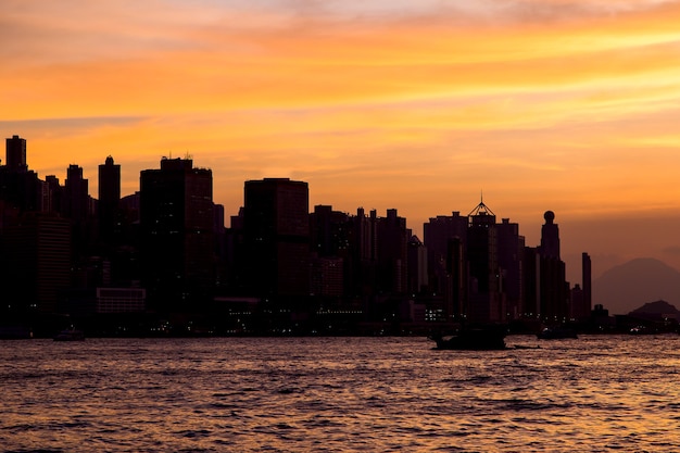 Hongkong Skyline Kowloon od zachodu słońca na wzgórzu Fei Ngo Shan