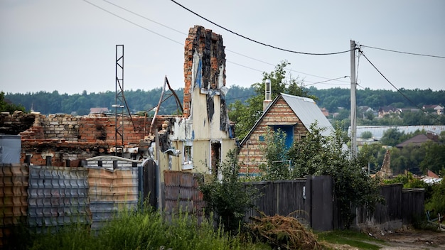 Zdjęcie horenka ukraina 25 sierpnia 2022 konsekwencje rosyjskiej inwazji w regionie kijowskim w pobliżu gostomel budynki cywilne zostały zbombardowane i mocno uszkodzone