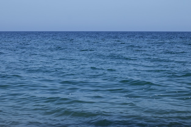 Zdjęcie horyzontalna linia spokojny morze i niebieskie niebo. naturalne tło.