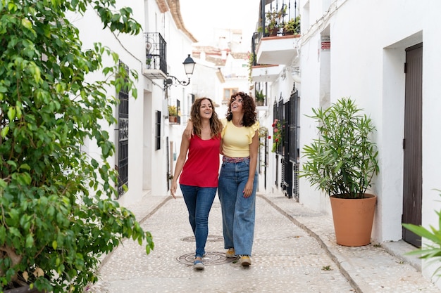 Horyzontalny widok pary kobiet podróżujących w Hiszpanii. Koncepcja podróży i wakacji w lecie.