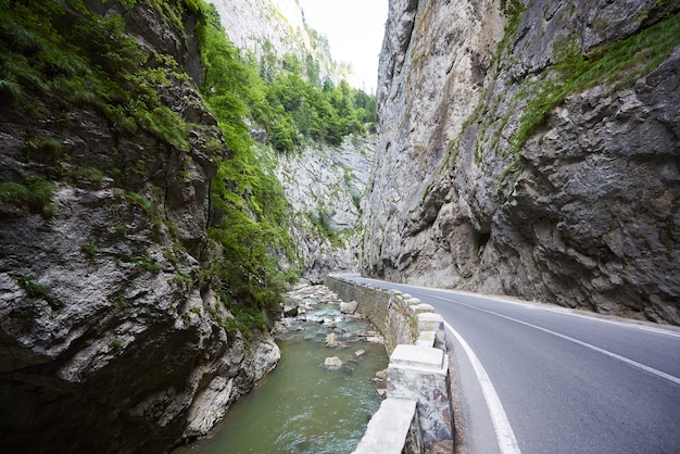 Horziontal ujęcie drogi Bicaz Canyon w Rumunii