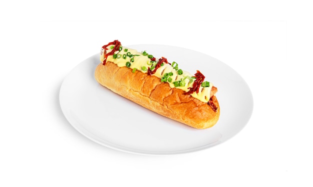 Hot dog na białym tle na białym tle. Fast food na białym tle. Zdjęcie wysokiej jakości