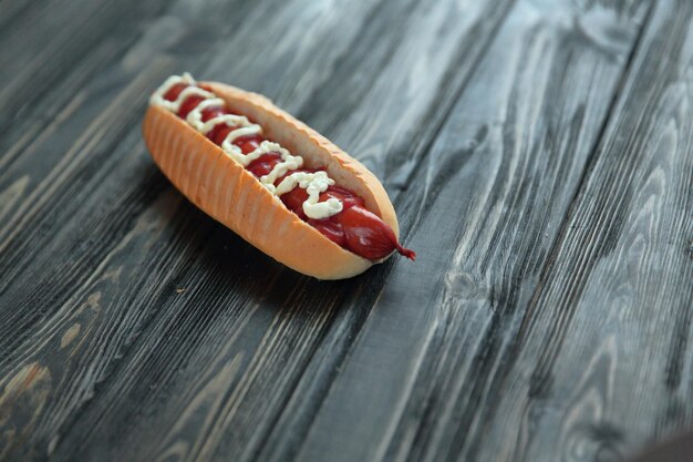 Hot dog na drewnianym tle zdjęcie z miejscem na kopię