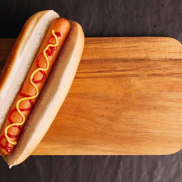 Zdjęcie hot dog na pokładzie i przestrzeń