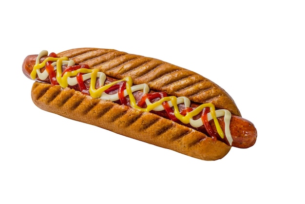 Hot dog przyozdobiony sosami w białej bułce