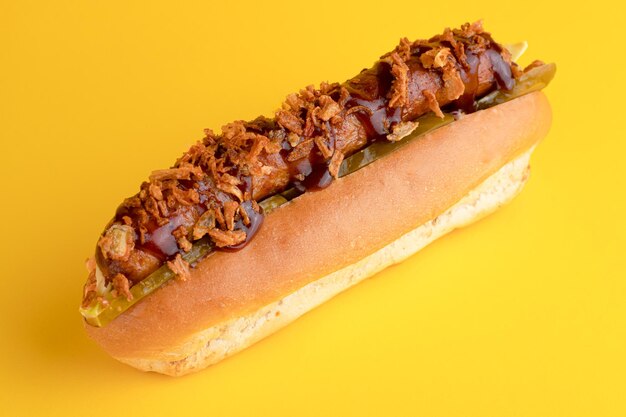 Hot Dog Z Hot Dogiem Z Kurczaka Na żółtym Tle Jasnym Tle