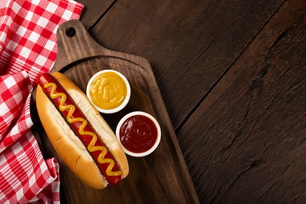 Hot dog z ketchupem i żółtą musztardą