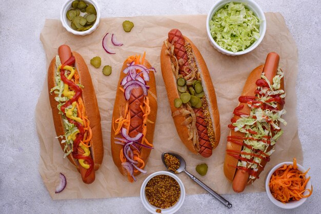 Hot dog z kiełbaskami tradycyjny amerykański fast food