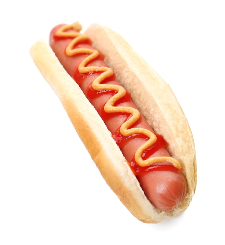 Zdjęcie hot dog z musztardą i ketchupem na białym