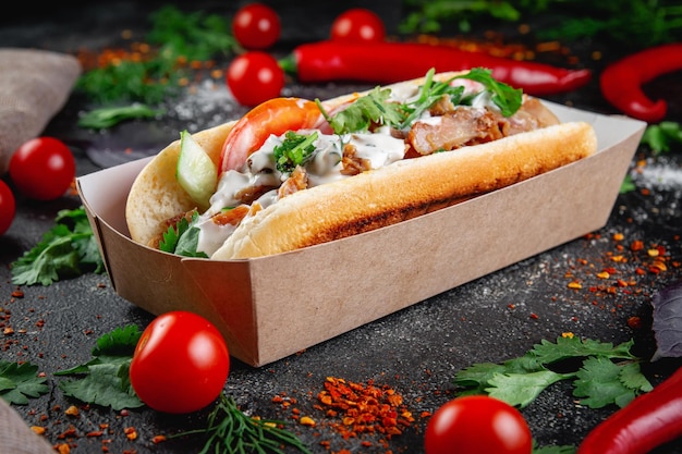 Hot Dog Z Nadzieniem Warzywnym Z Kurczakiem Wołowym I Ziołami Na Ciemnym Kamiennym Stole Koncepcja Restauracji Fast Food I Z Dostawą