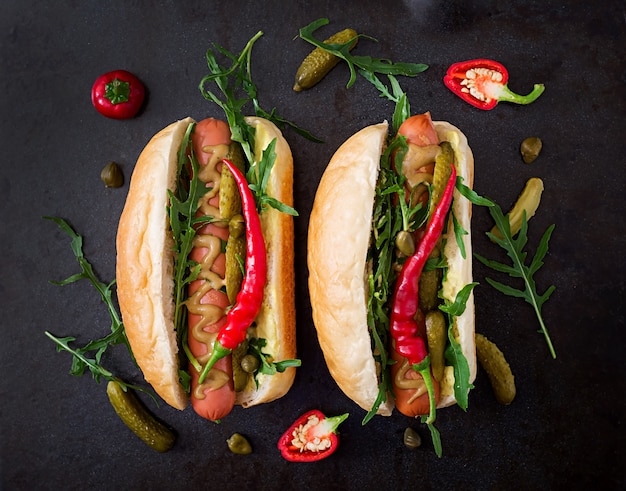 Hot Dog Z Pickles, Kaparami I Arugula Na Czarnym Tle.