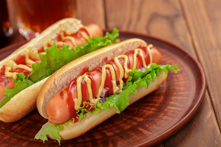 Zdjęcie hot-dogi na drewnianym tle