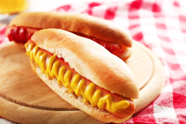 Hot dogi na zbliżenie deski do krojenia