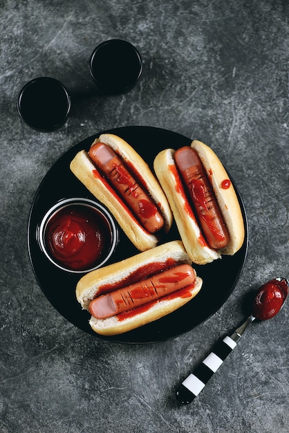 Hot-dogi „paluszki” w bułce i sosie pomidorowym z okazji Halloween