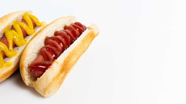 Hot Dogi Z Przyprawami Na Białym Stole