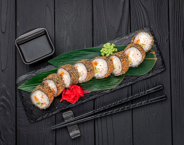 Hot tempura roll z łososiem i serem Tradycyjna pyszna świeża rolka sushi ustawiona na czarnym tle