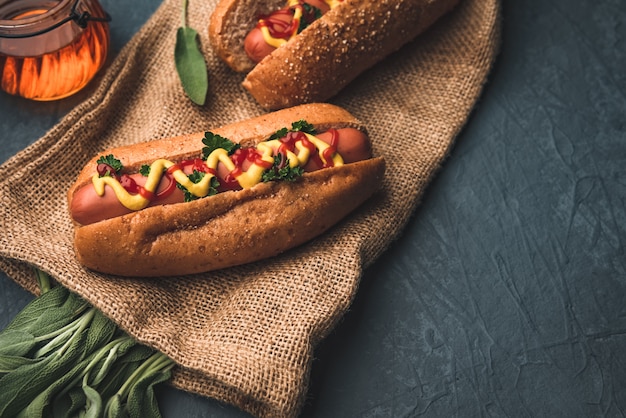 Hotdog i kiełbasa z warzywami szałwiowymi