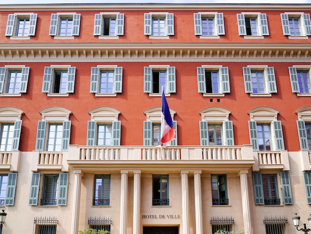 Zdjęcie hotel de ville oznacza fasadę budynku francuskiego ratusza na starym mieście w nicei na południu francji