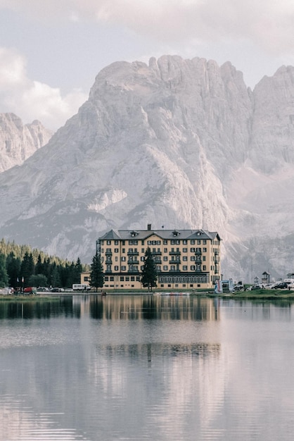 Zdjęcie hotel nad jeziorem we włoszech