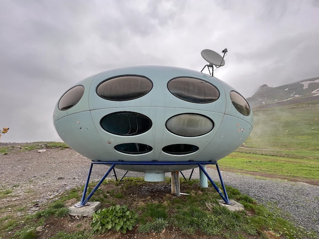 Zdjęcie hotel w formie latającego spodka na górskim latającym spodku w górach ufo