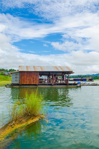 Houseboat na rzece w Sangklaburi Kanchanaburi kraju, Tajlandia