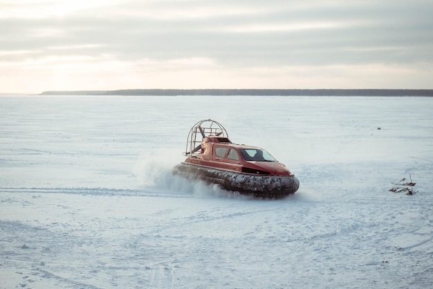 Zdjęcie hovercraft na śniegu na tle nieba