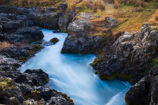 Hraunfossar siklawa w jesieni, Iceland