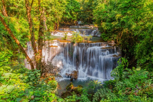 Huai Mae Khamin Wodospad Z porannym światłem Kanchanaburi, Tajlandia