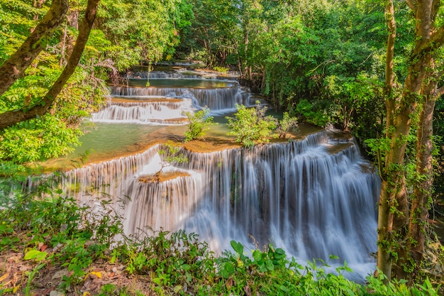 Huai Mae Khamin Wodospad Z porannym światłem Kanchanaburi, Tajlandia