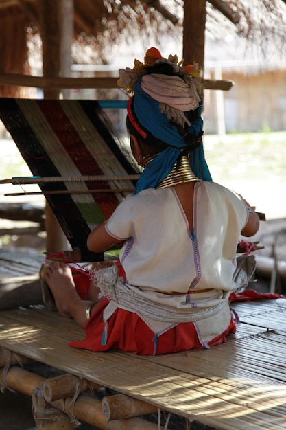 Zdjęcie huai seau tao tajlandia 04 sierpnia 2012 uśmiechnięta młoda kobieta z plemienia kayan lahwi