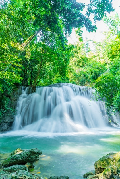 Huay Mae Kamin siklawa przy Kanchanaburi w Tajlandia