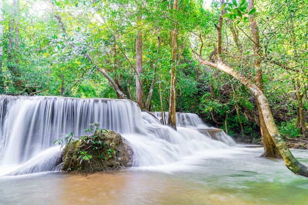 Huay Mae Kamin siklawa przy Kanchanaburi w Tajlandia