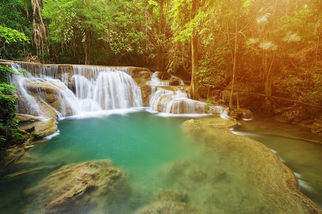 Huay Mae Kamin siklawa w Khuean Srinagarindra parku narodowym, Kanchanaburi, Tajlandia