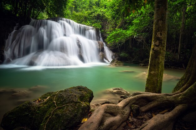 Huay mae khamin waterfall, ta kaskada jest szmaragdowo zielona w prowincji Kanchanaburi, Thailan