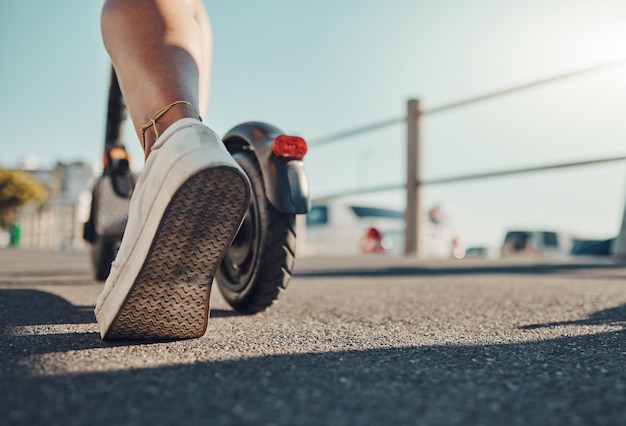 Hulajnoga i podróżuj z ekologicznym transportem zrównoważony rozwój na świeżym powietrzu i trampki na asfalcie w mieście Osoba ze zrównoważonym transportem w miami makieta śladu węglowego i przygoda