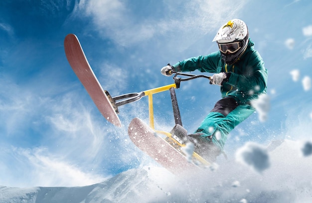 Zdjęcie hulajnoga śnieżna rower śnieżny ekstremalne sporty zimowe