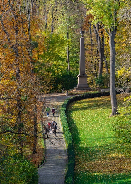 Zdjęcie humań, ukraina 07.11.2020. obelisk orła w arboretum sofievsky lub sofiyivsky park w uman, ukraina, w słoneczny jesienny dzień