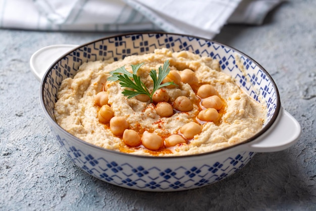 Hummus, ciecierzyca na talerzu, tradycyjne pyszne tureckie jedzenie (nazwa turecka; Humus)