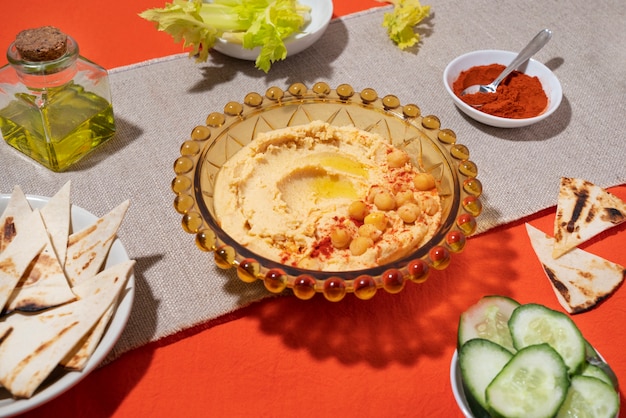 Hummus i ogórek pod wysokim kątem