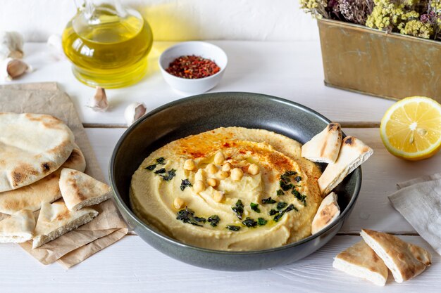 Hummus na białym tle. Pete Przepisy Jedzenie wegetariańskie. Zdrowe odżywianie.