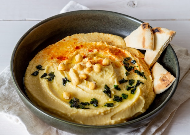 Hummus na białym tle. Pete Przepisy Jedzenie wegetariańskie. Zdrowe odżywianie.