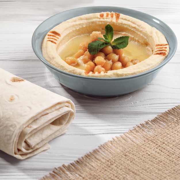 Hummus Naczynie Z Chlebem Na Hessian I Drewnianym Stole